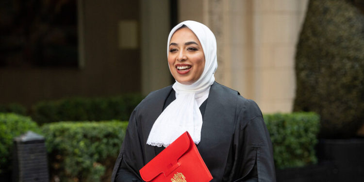 تعيين محامية محجبة مستشارة لملكة بريطانيا