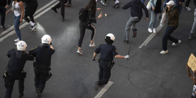  اعتقال 26 شخصا بعد احتجاجات عنيفة  في السويد على خلفية حرق القرآن