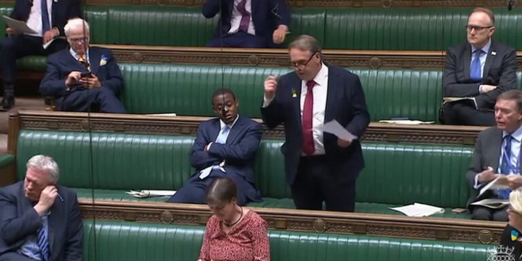 تعليق عضوية نائب برطاني بعد اتهامه بمشاهدة “محتوى إباحي” في البرلمان