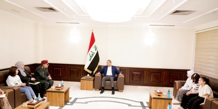 الكاظمي يستقبل اللواء الجريح قاسم علي العنبكي ويشيد بأدائه البطولي