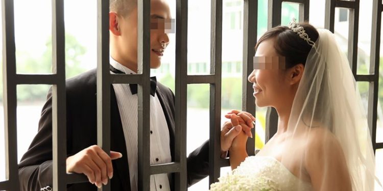 بريطانية تتزوج من أمريكي محكوم عليه بالإعدام .. “زواج خلف القضبان”