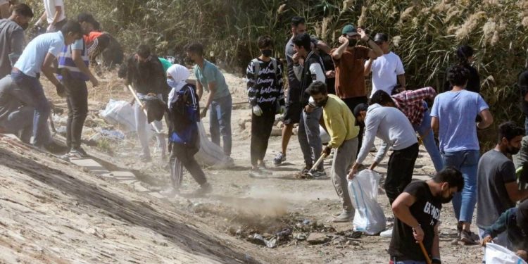 النفايات البلاستيكيّة تـــــغزو ضفاف نهر دجلة .. حملات شبابية تسعى الى حماية البيئة