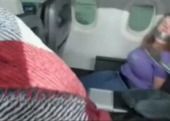 عقوبة تاريخية على راكبة هاجمت طاقم طائرة