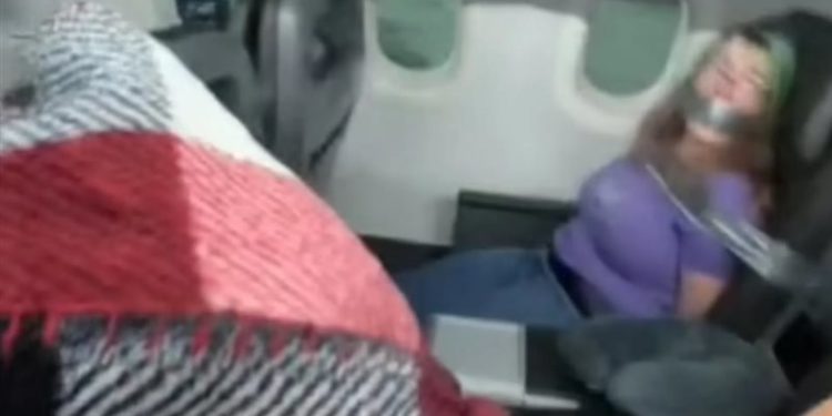 عقوبة تاريخية على راكبة هاجمت طاقم طائرة