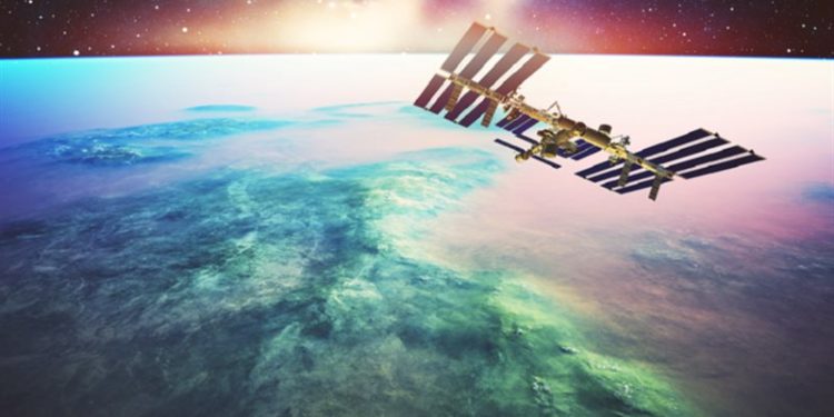 أول صورة من الأرض تظهر رائدين يسيران في الفضاء