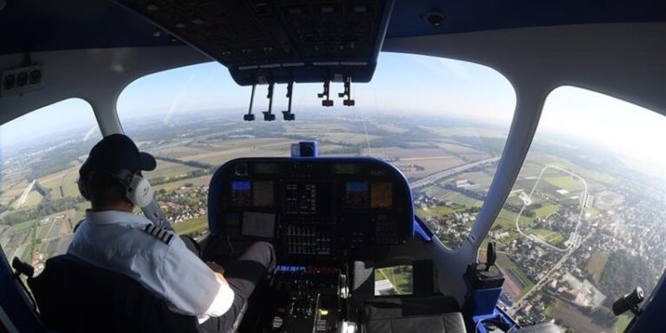 راكبـــة تتولى “قيادة طائرة وتمنعها من السقوط” على منطقة سكنية في فرنسا