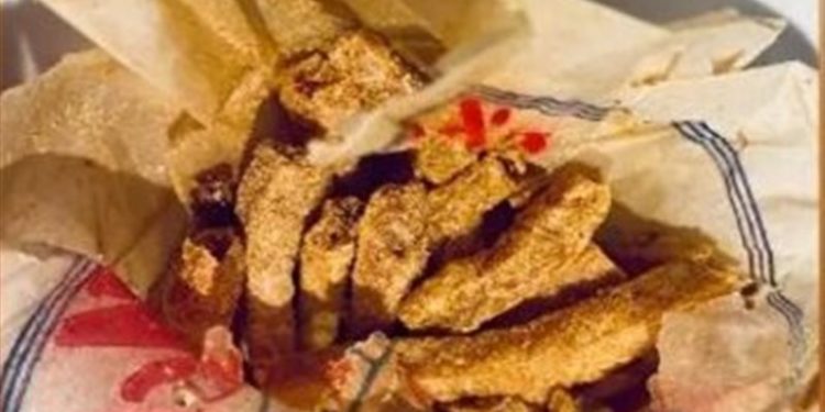 زوجان يعثران على بطاطا مقلية عمرها أكثر من 60 عاما.. والمفاجأة صادمة