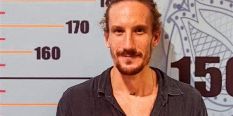 إندونيسيا تطرد ممثل كندي “رقص عاريًا” على أحد جبالها المقدسة