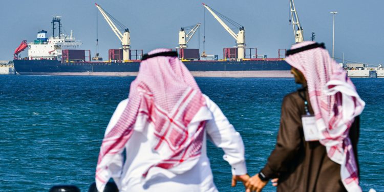  استطلاع .. زيادة أسعار النفط ستدعم اقتصادات الخليج