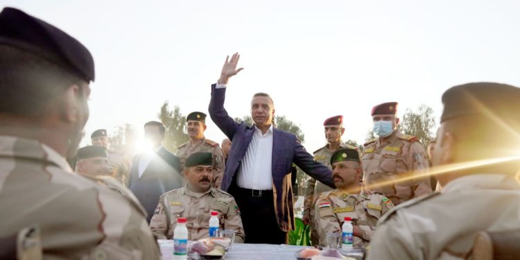 الكاظمي يتفقّد مقر الفرقة 17 للجيش ويشاركهم مائدة الإفطار