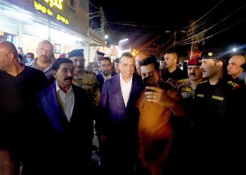 الكاظمي يجري جولة في أسواق قضاء المحمودية