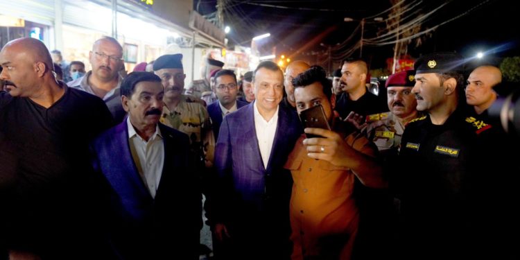 الكاظمي يجري جولة في أسواق قضاء المحمودية