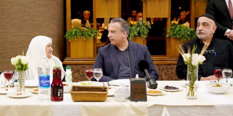 الكاظمي يشارك جمعاً من المسنين مائدة الإفطار