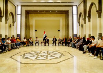 الكاظمي يلتقي عدداً من جرحى التظاهرات قبيل سفرهم إلى الخارج للعلاج