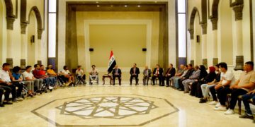 الكاظمي يلتقي عدداً من جرحى التظاهرات قبيل سفرهم إلى الخارج للعلاج