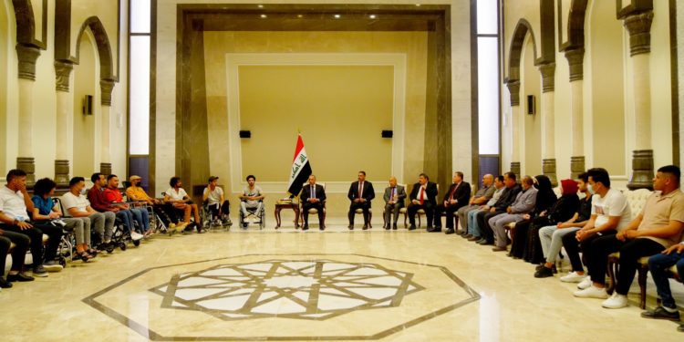 الكاظمي يلتقي عدداً من جرحى التظاهرات قبيل سفرهم إلى الخارج للعلاج