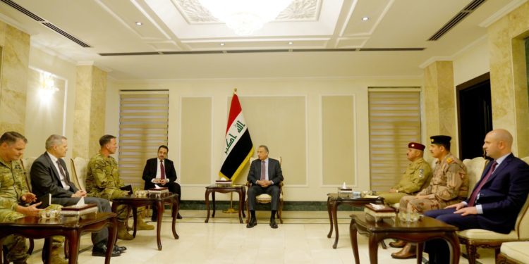 الكاظمي يستقبل قائد القيادة الوسطى الأمريكية