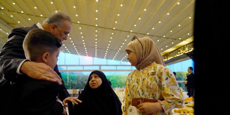 الكاظمي يشارك عدداً من عوائل شهداء قواتنا