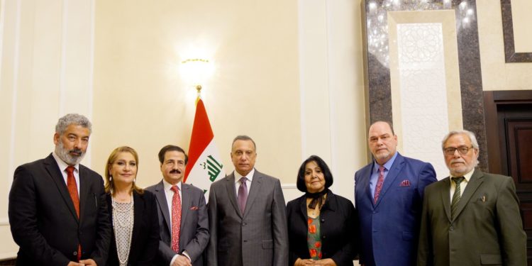 الكاظمي يستقبل جمعاً من الفنانين برئاسة نقيب الفنانين العراقيين