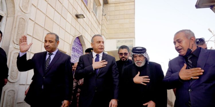 الكاظمي يحضر مجلس عزاء فقيد الأدب والشعر العراقي الشاعر حسب الشيخ جعفر + صور