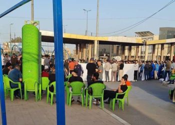 تظاهرة لأصحاب مصانع الاسفلت تقطع طريق مصفى الدورة