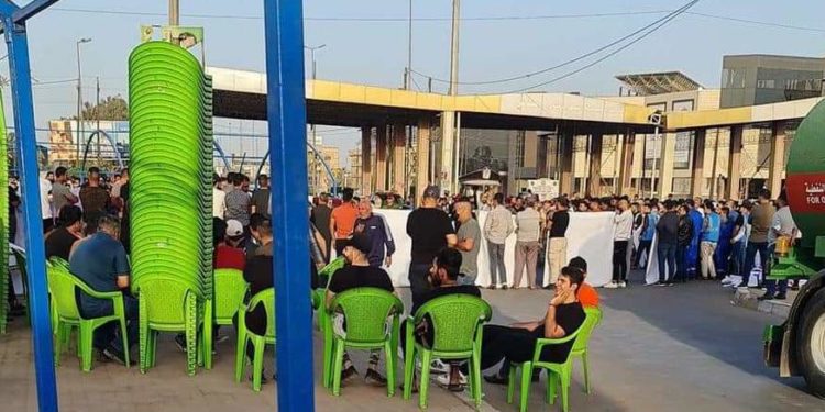 تظاهرة لأصحاب مصانع الاسفلت تقطع طريق مصفى الدورة