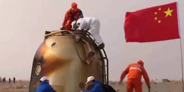 رواد فضاء صينيون يعودن للأرض بعد أن قضوا 183 يوما في الفضاء