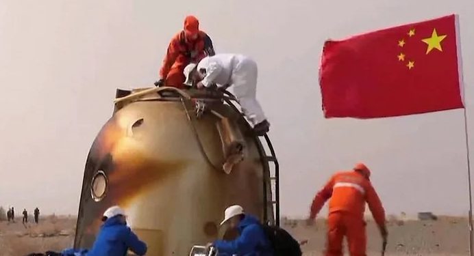 رواد فضاء صينيون يعودن للأرض بعد أن قضوا 183 يوما في الفضاء
