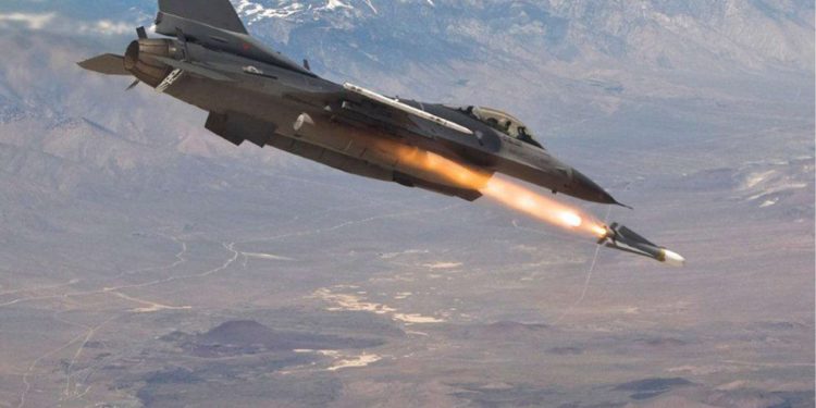 بالفيديو المشتركة تشرف على صقور الجو في ضربة جوية