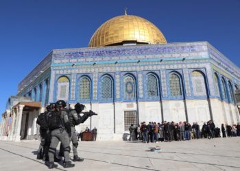 القوات الإسرائيلية تقتحم المسجد الأقصى بأعداد كبيرة