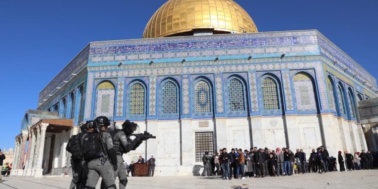 القوات الإسرائيلية تقتحم المسجد الأقصى بأعداد كبيرة