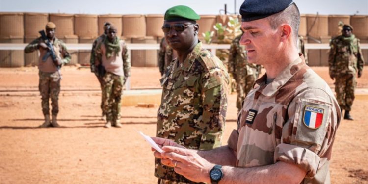 فرنسا تسلم (قاعدة غوسي) إلى “الجيش المــــالي” مع جميع الأجهزة الدفاعية والمعدات