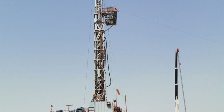 المباشرة بتنفيذ مشروع حفر (20 بئراً نفطية) فــــي ذي قار