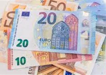 للمرة الاولى منذ اسبوع اليورو يهبط دون مستوى 90 روبلا