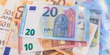 للمرة الاولى منذ اسبوع اليورو يهبط دون مستوى 90 روبلا