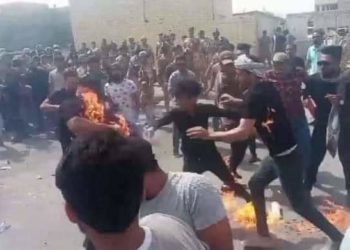 احتراق أحد المحتجين أمام مبنى ديوان محافظة ذي قار