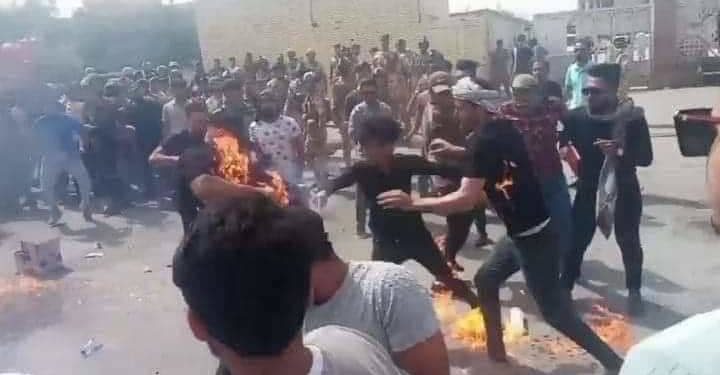 احتراق أحد المحتجين أمام مبنى ديوان محافظة ذي قار