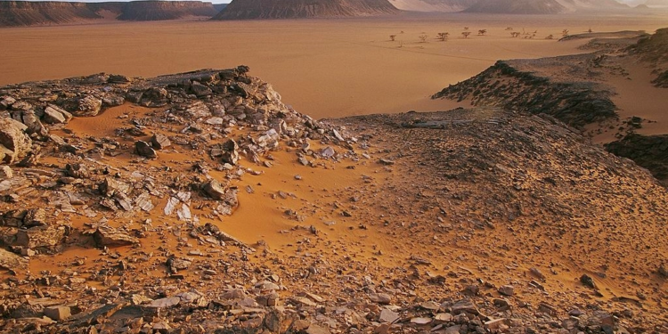 التحدث عن وصول “صخور فضائية” إلى كوكب الأرض ,, وجدوا بعضاً منها في الصحراء الغربية بمصر