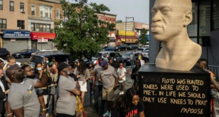 في ذكرى مقتل جورج فلويد ,, بايدن يحظر استخدام الشرطة لـ(أسلوب الخنق)