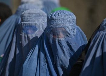 حركة طالبان في أفغانستان تأمر النساء بارتداء البرقع في الأماكن العامة