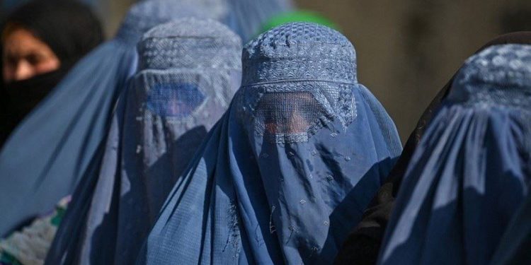 حركة طالبان في أفغانستان تأمر النساء بارتداء البرقع في الأماكن العامة