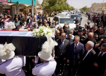 الكاظمي يحضر مراسم تشييع جثمان الشاعر العراقي الكبير مظفر النواب