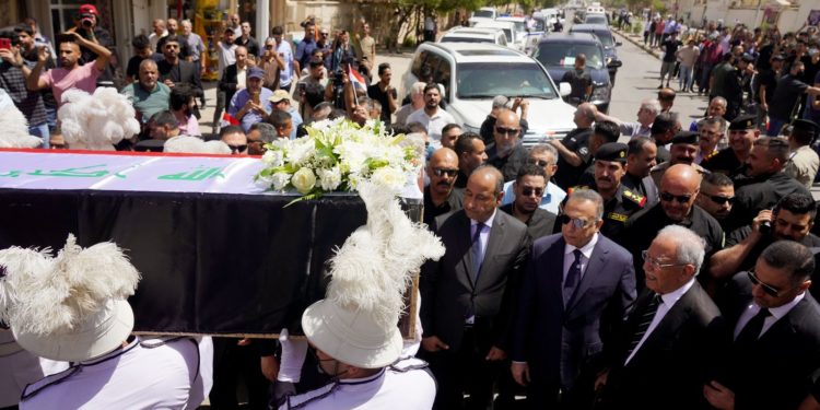 الكاظمي يحضر مراسم تشييع جثمان الشاعر العراقي الكبير مظفر النواب