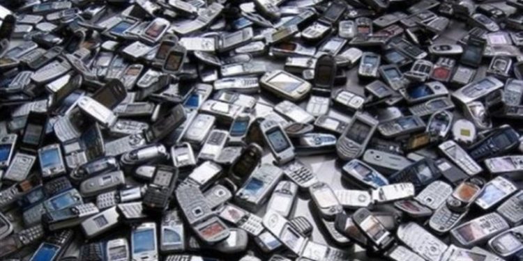 تصنيع الأثاث من الهواتف القديمة ,, أغرب من الخيال..