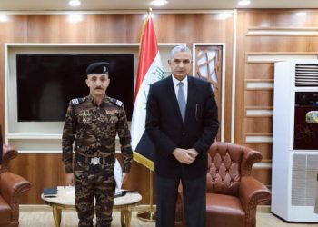 وزير الداخلية يمنح “قدما ممتازا” لأحد منتسبي الشرطة واصفاً إياه بالوجة الحقيقي لرجل الشرطة