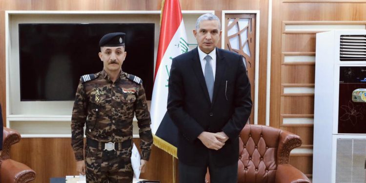 وزير الداخلية يمنح “قدما ممتازا” لأحد منتسبي الشرطة واصفاً إياه بالوجة الحقيقي لرجل الشرطة