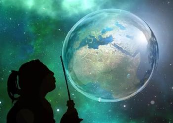 سيدة تصنع العالم من الفقاعات بالصابون + فيديو