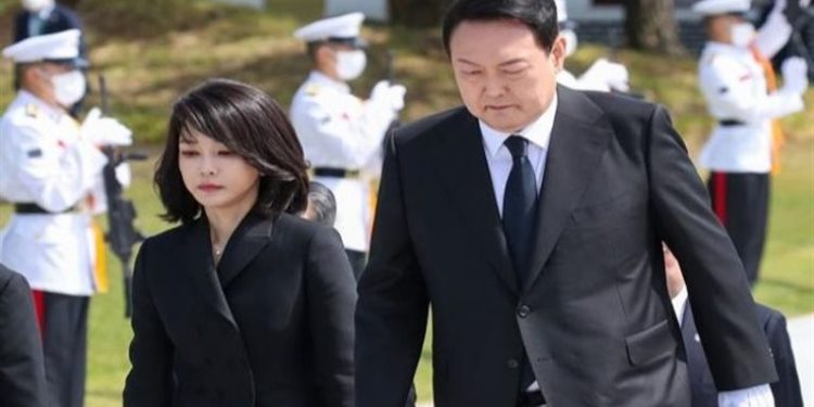 زوجة الرئيس الكوري الجديد تخطف الأنظار في أول ظهور لها ,, بإطلالة سوداء