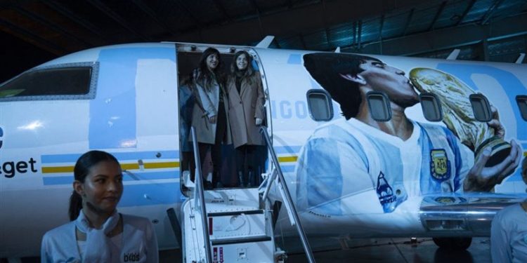 الكشف عن طائرة مخصصة لإحياء ذكرى مارادونا ,, متحفـــاً طائراً