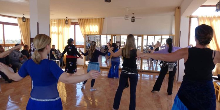 الرقص الشرقي بـ”اللكنة الإيطالية” في الأقصر المصرية